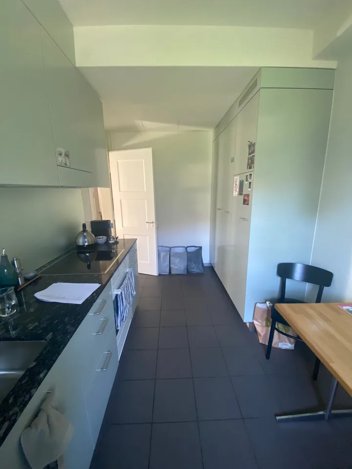Charmant appartement 3 pièces dans un immeuble ancien avec balcon à Berne