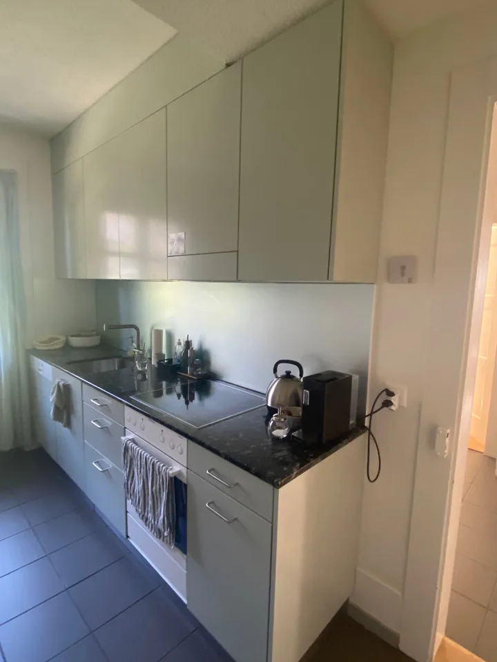 Charmant appartement 3 pièces dans un immeuble ancien avec balcon à Berne
