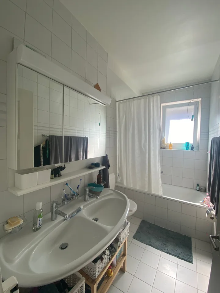 Charmant appartement 3 pièces dans un immeuble ancien avec balcon à Berne