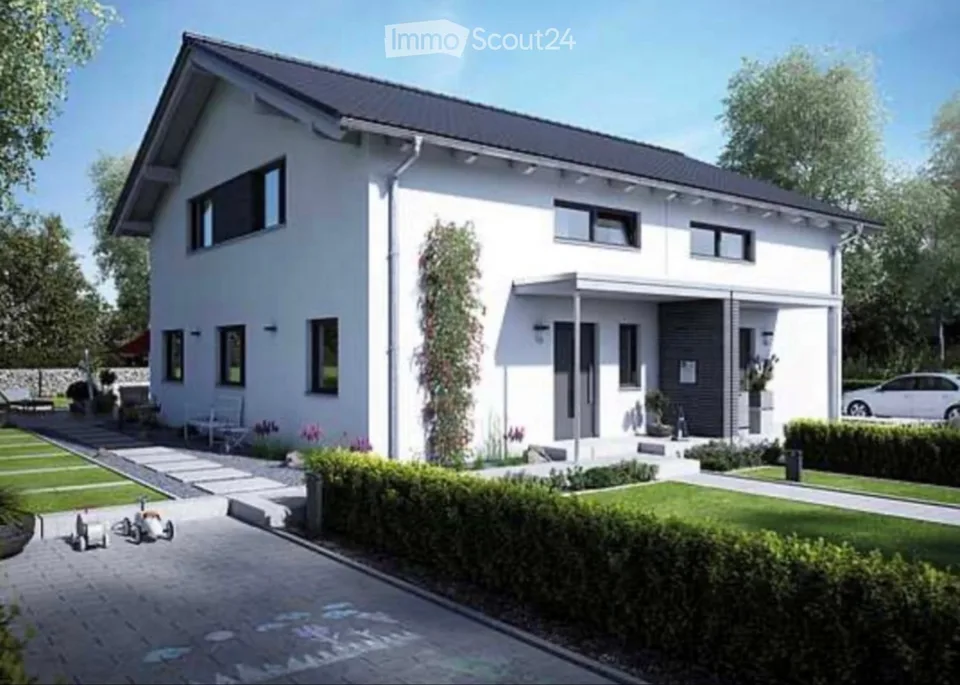 Haus mit grossen Garagen und Reservebauland