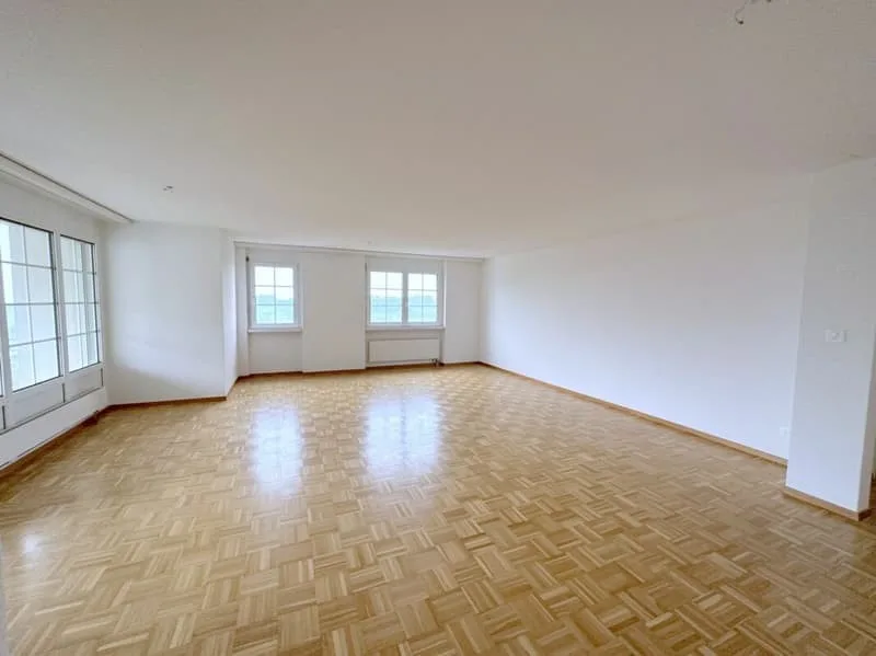 Ampio appartamento in un'area verde con vista sul lago