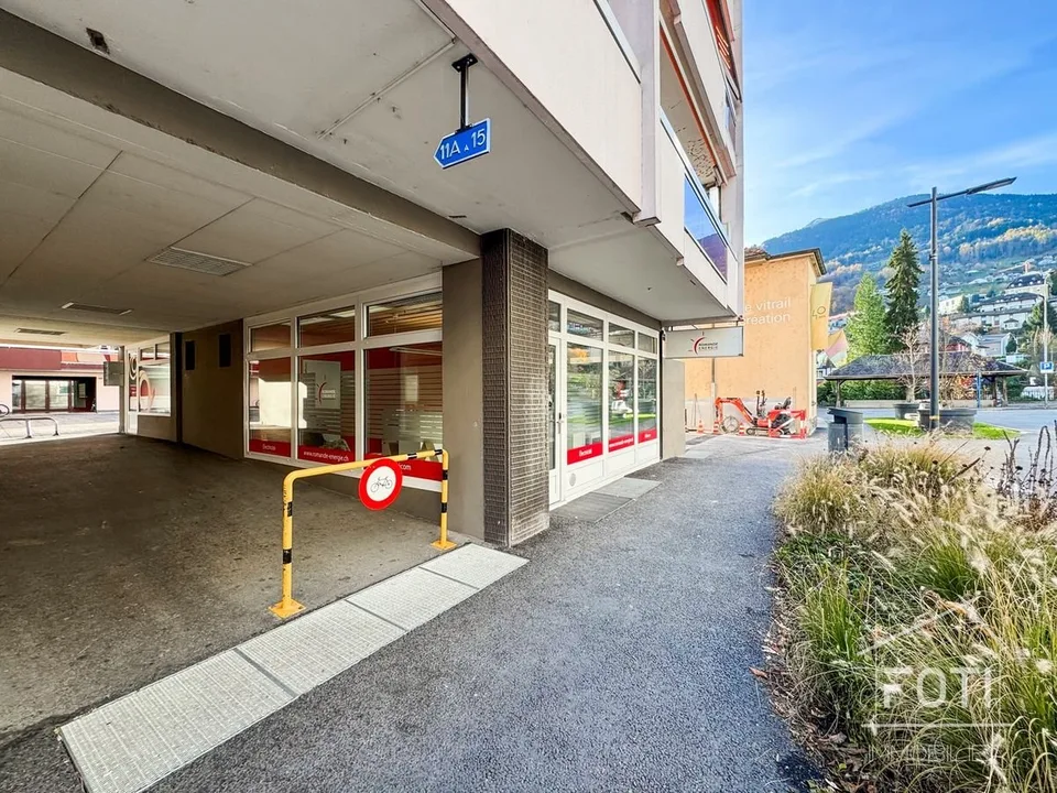 Bella vetrina con grandi locali deposito al 1° seminterrato accessibile.