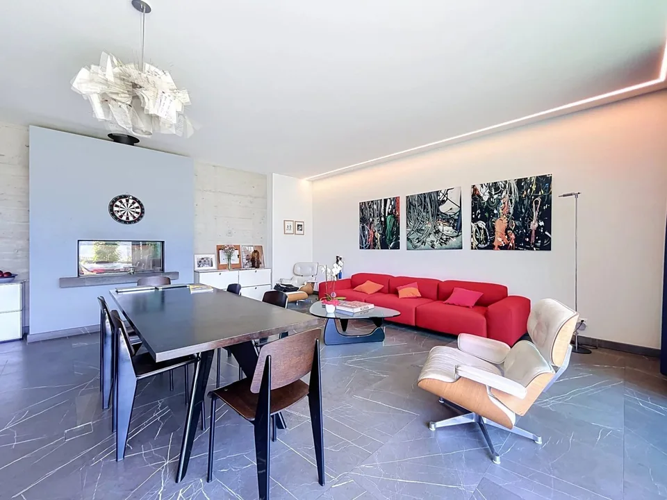 Proprietà contemporanea con tetto panoramico