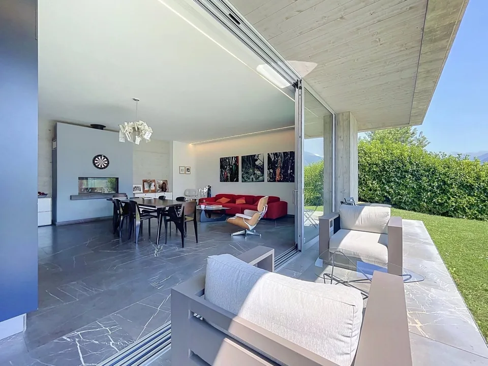 Proprietà contemporanea con tetto panoramico
