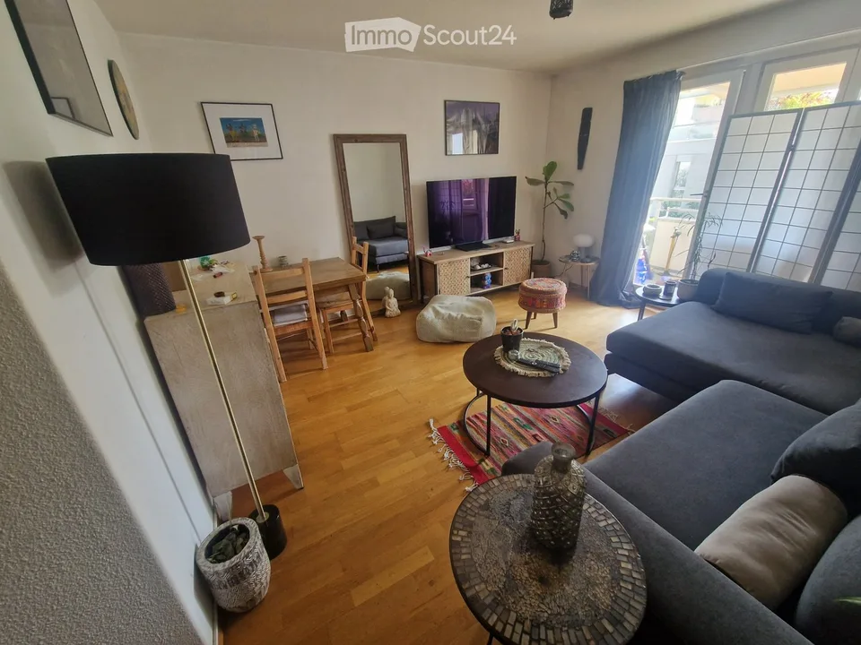 Helle, zentrale und doch sehr ruhige, möblierte 2-Zimmer-Whg