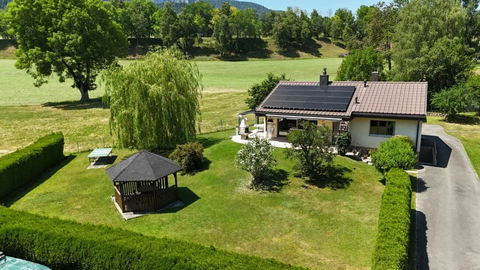 VILLA INDIVIDUELLE DE PLAIN-PIED EN BORDURE DE ZONE AGRICOLE AVEC UN RUISSEAU