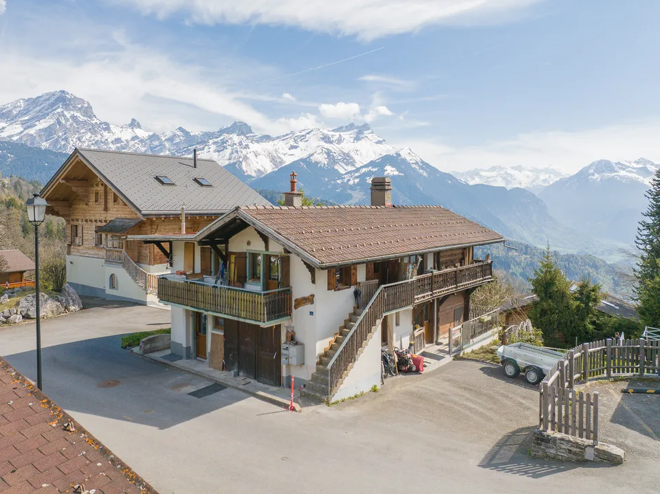 Rental Chalet - 3 Independent Apartments to Renovate in Part Panoramic View & Strong Rental Potential