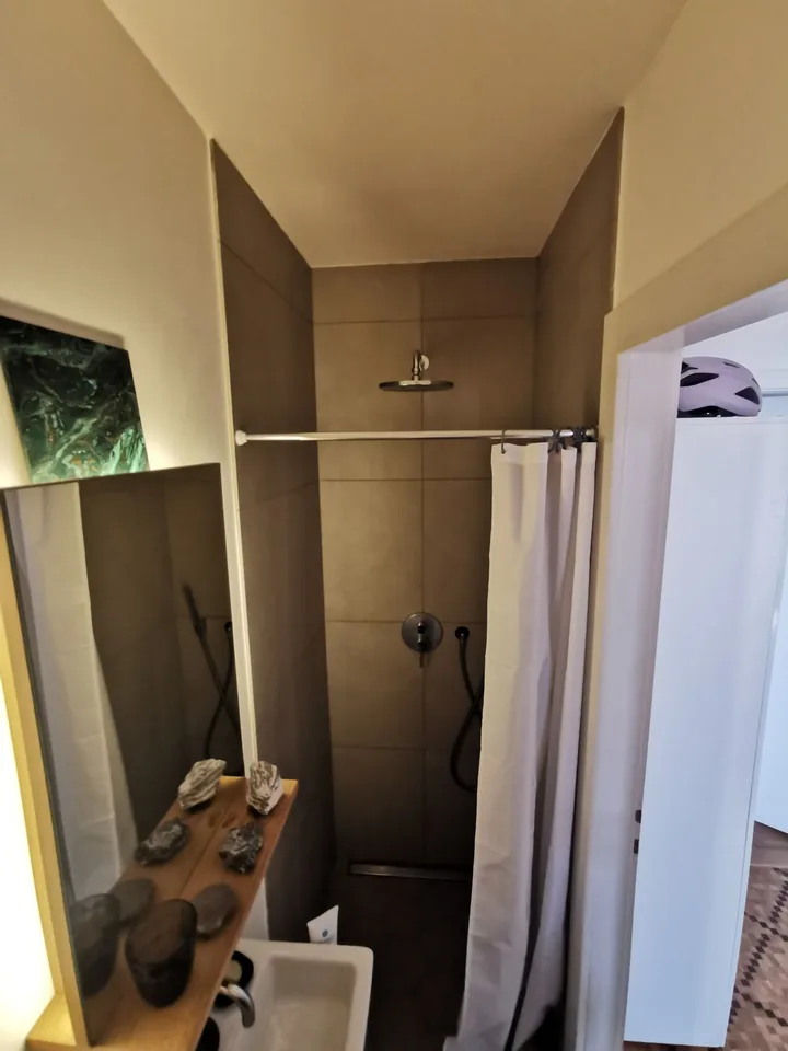 Gemütliches möbliertes Zimmer in einer sonnigen Wohnung mit Seeblick
