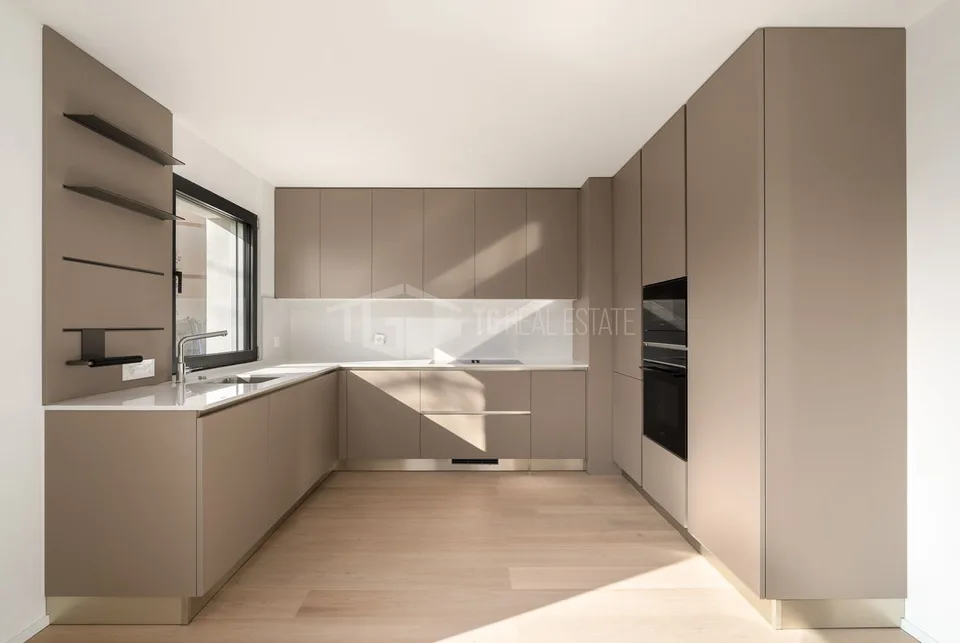 MODERNO ATTICO DI 4.5 LOCALI CON VISTA LAGO