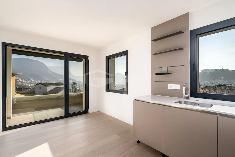 MODERNO ATTICO DI 4.5 LOCALI CON VISTA LAGO