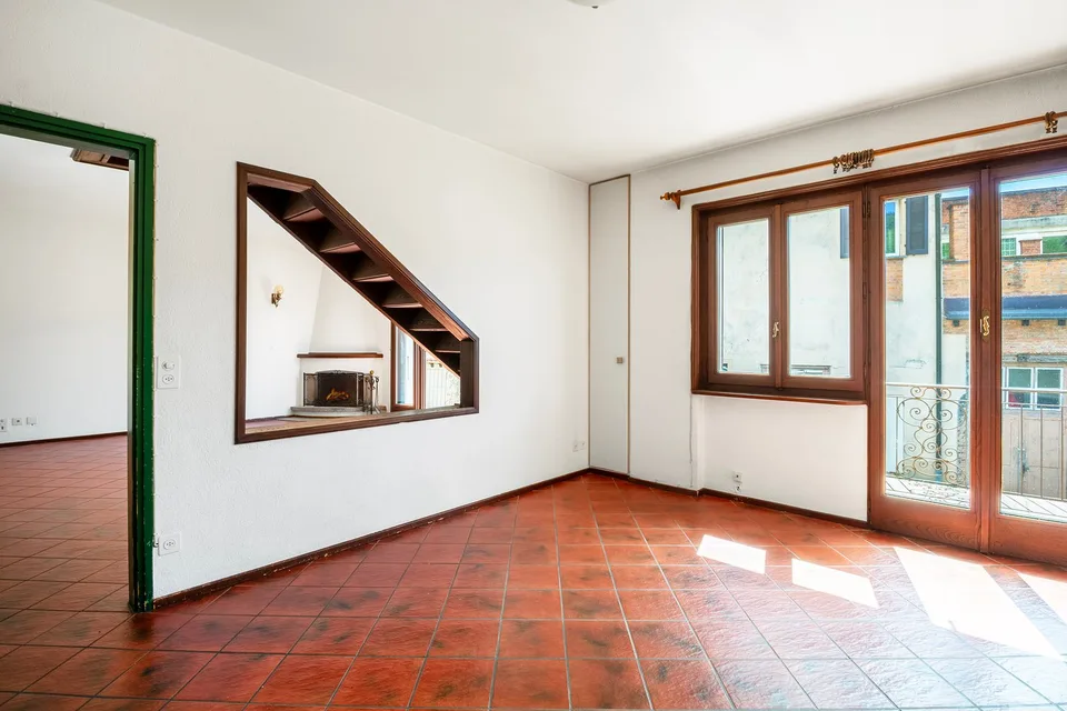 Maison de noyau accueillante avec de grands espaces