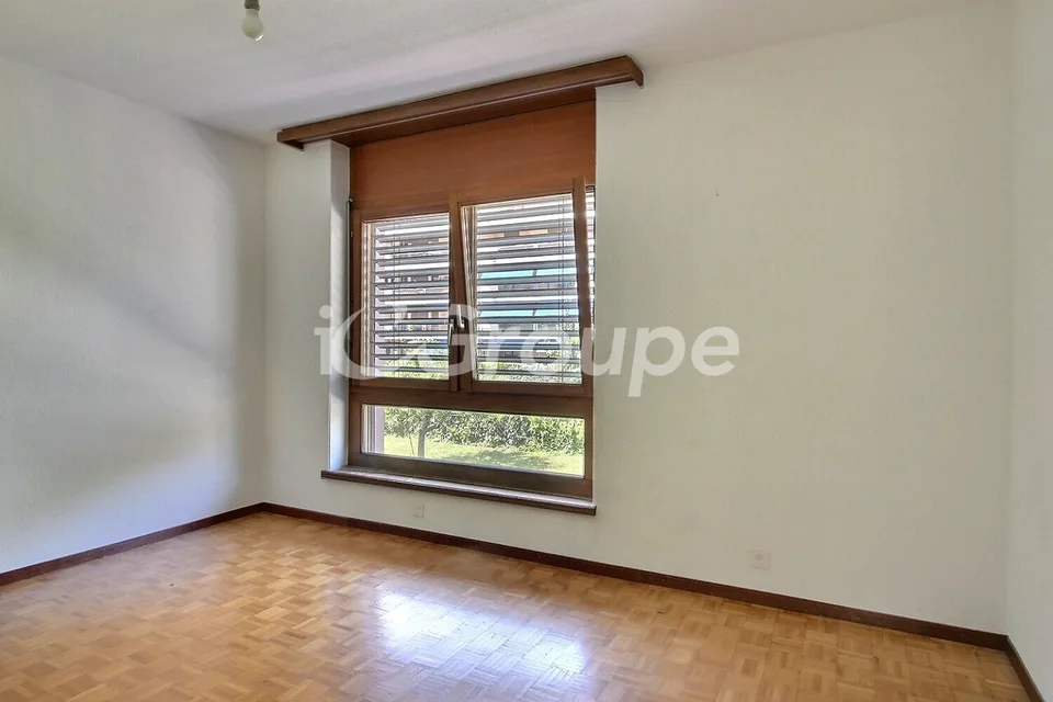 Appartement de 3.5 pièces au rez-de-chaussée dans un quartier calme.