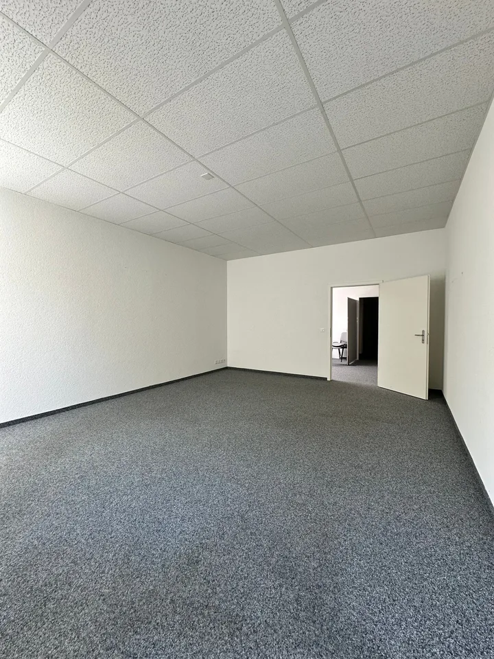 Flexible office space for rent: 1 - 3 offices with various extras in Füllinsdorf