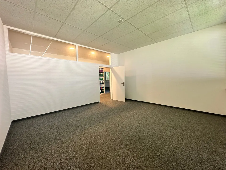 Flexible office space for rent: 1 - 3 offices with various extras in Füllinsdorf