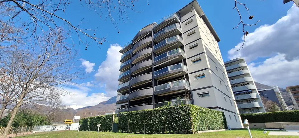 Soleggiato,  Comodità,  Confortevole Appartameno con Terrazza,  tre  bagni, due posti auto