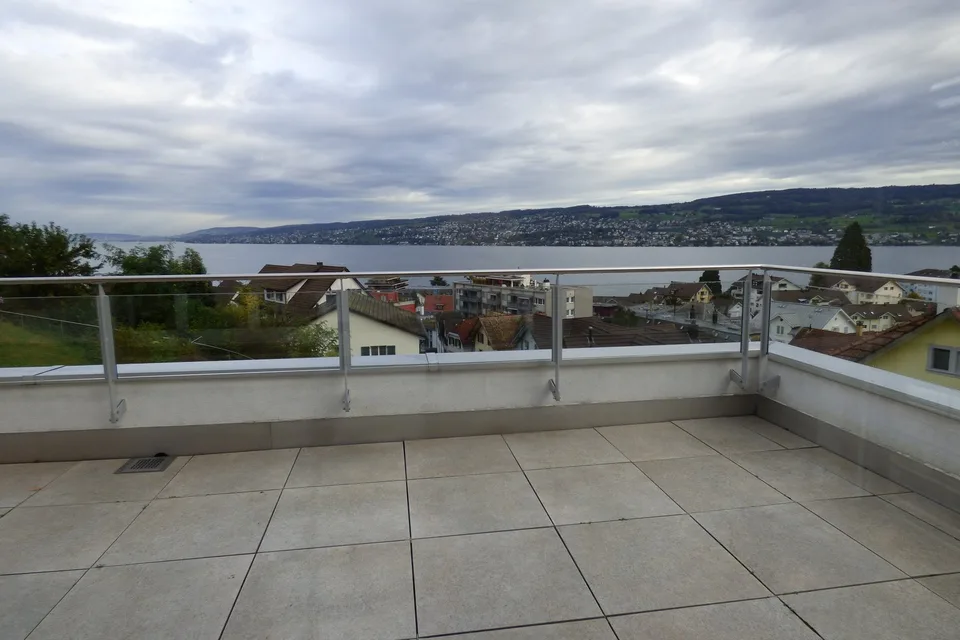5-Zimmer-Wohnung mit traumhafter Terrasse und Seeblick in Horgen – befristet bis April 2027
