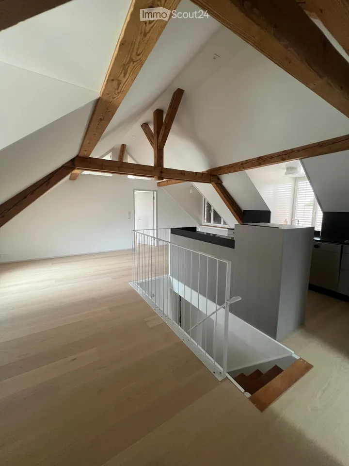 Neue 2.5-Zimmer-Dachwohnung mit freiem Blick auf die Alpen