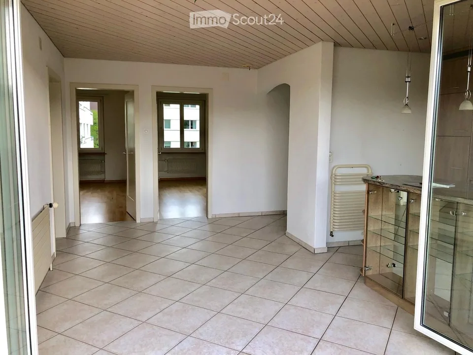 Appartamento luminoso 4.5 locali con balcone e camino a Köniz