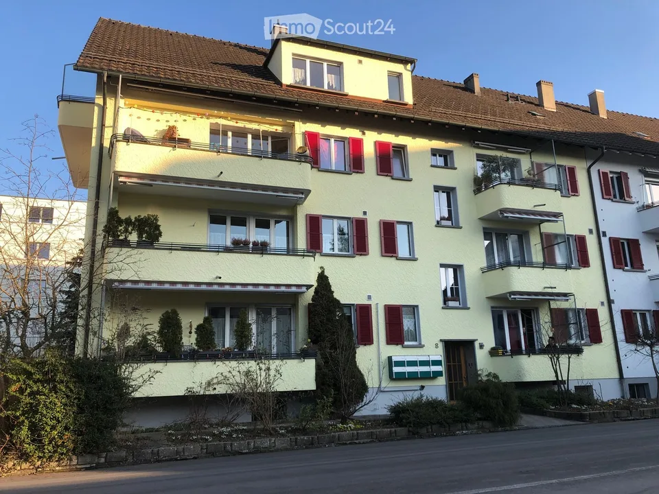 Helle 4.5-Zimmer-Wohnung mit Balkon und Cheminée in Köniz