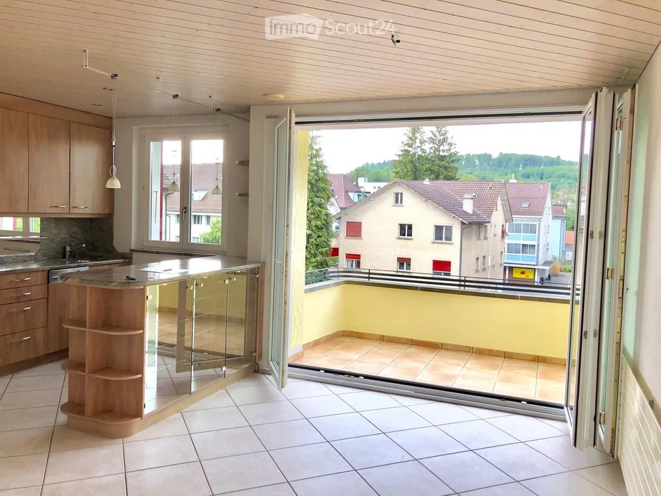 Appartamento luminoso 4.5 locali con balcone e camino a Köniz