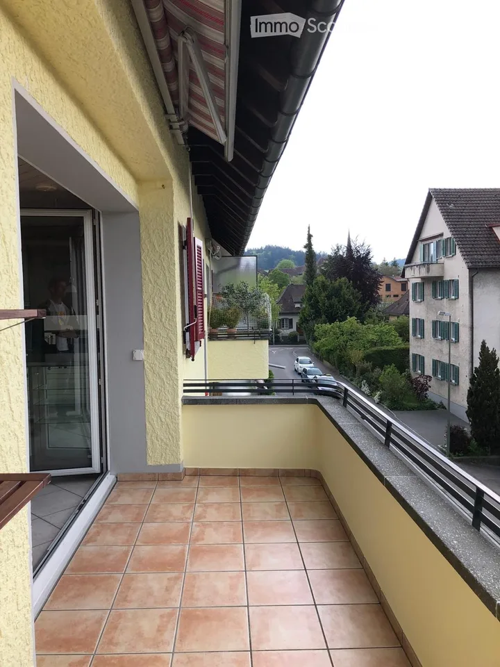 Appartamento luminoso 4.5 locali con balcone e camino a Köniz
