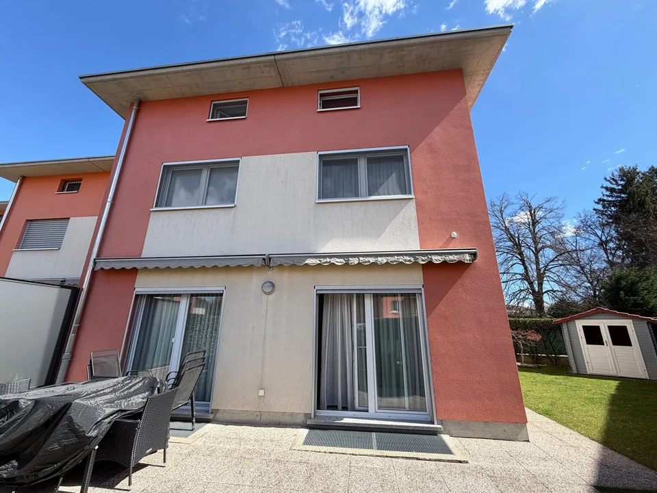 Moderna casa a schiera 4.5 con giardino a Genestrerio