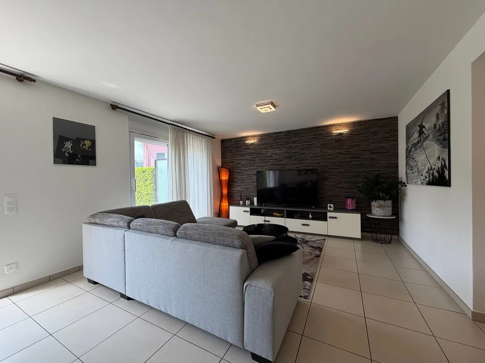 Moderna casa a schiera 4.5 con giardino a Genestrerio