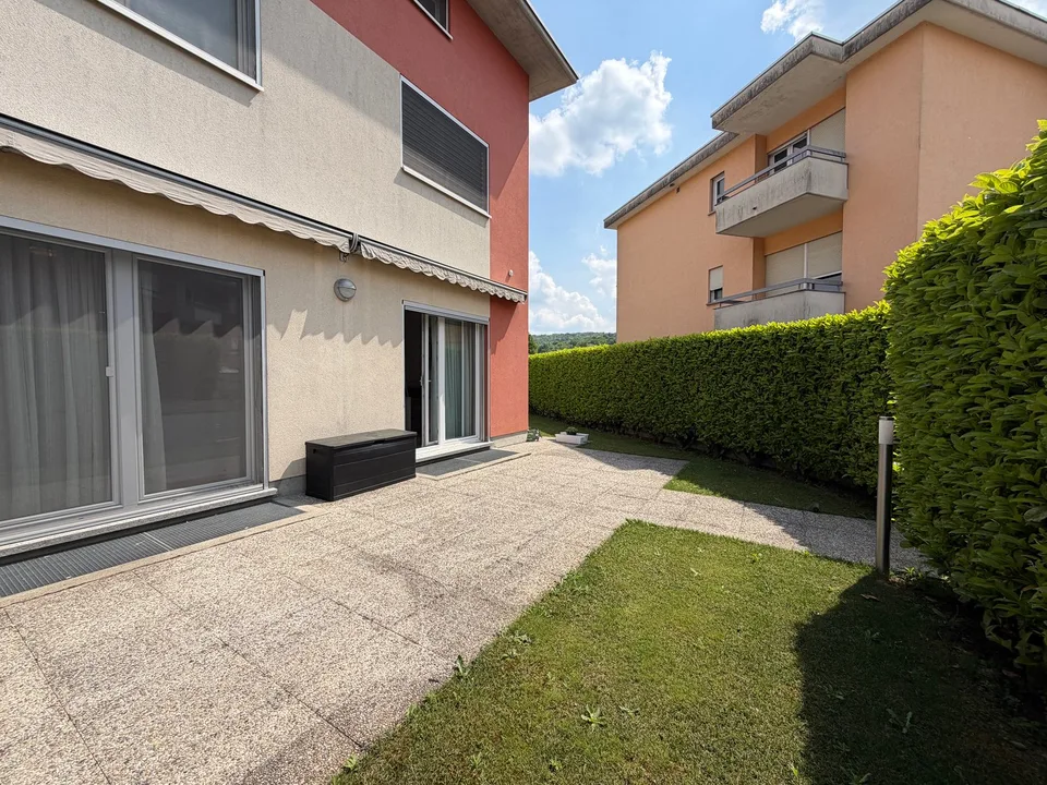 Moderna casa a schiera 4.5 con giardino a Genestrerio