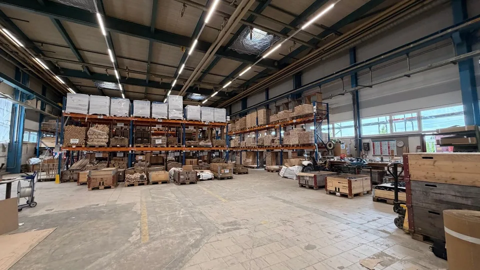 Nuovo spazio di produzione ristrutturato e luminoso al piano terra!