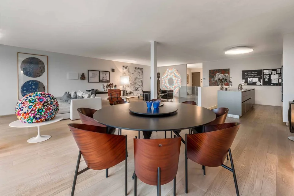 Incantevole duplex contemporaneo con giardini, vista sui campi e sul lago