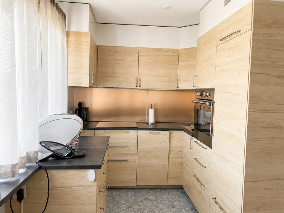 Umfassend renovierte 3.5-Zimmerwohnung mit Aussicht und Garagenbox