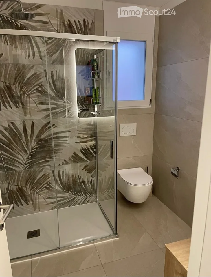 Appartement moderne de 2,5 pièces à louer avec 2 places de parking