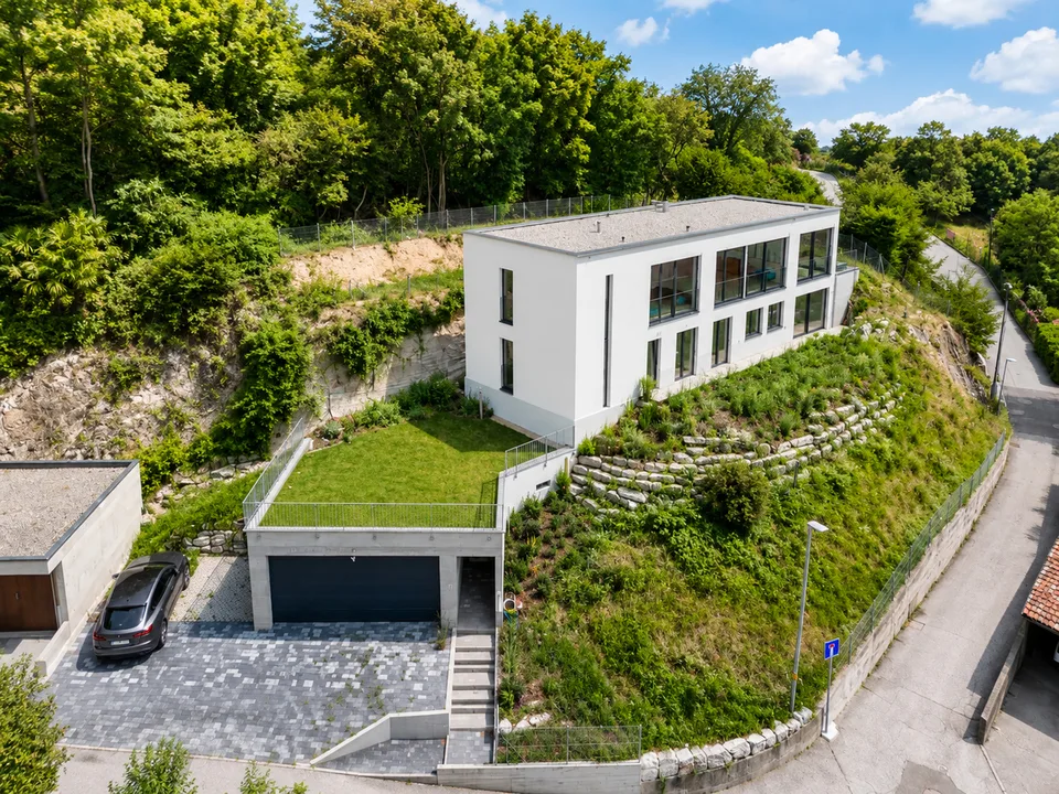 Moderne Villa im Grünen mit Panoramablick