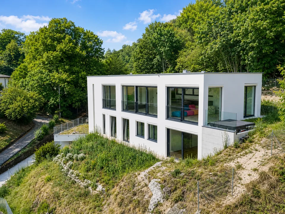 Moderne Villa im Grünen mit Panoramablick
