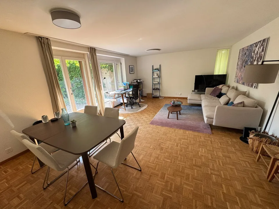 Grosse und schöne 2.5-Zimmer-Wohnung (90m2) mit Garten