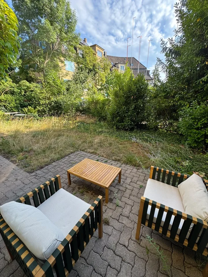 Grosse und schöne 2.5-Zimmer-Wohnung (90m2) mit Garten