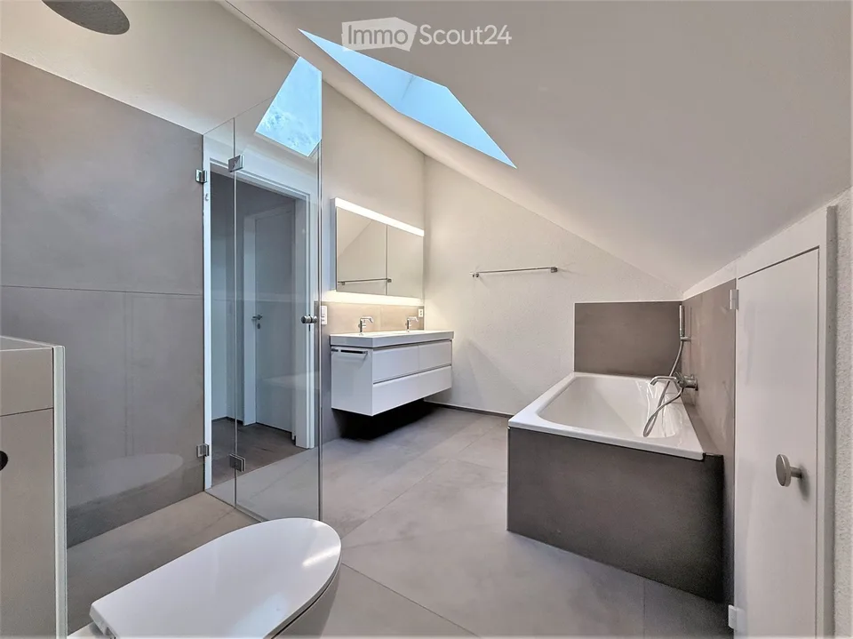 Ampio appartamento moderno 3.5 locali in duplex con camino e vista sulla montagna - vivere su due piani