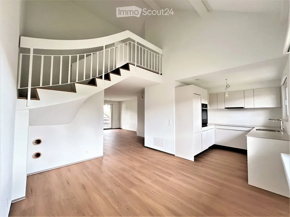 Ampio appartamento moderno 3.5 locali in duplex con camino e vista sulla montagna - vivere su due piani