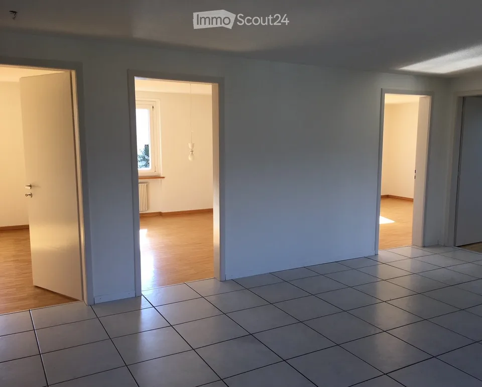 Schöne 4.5-Zimmer-Wohnung mit grossem Balkon und Seesicht inklusive Autoabstellplatz