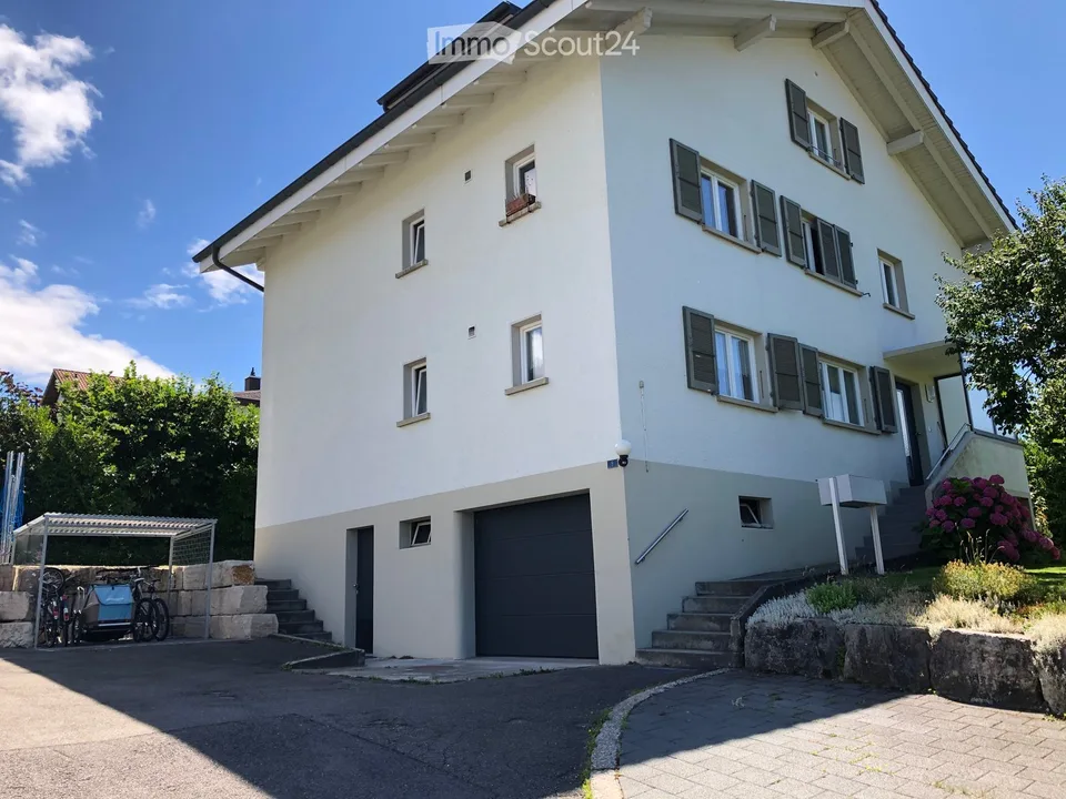 Schöne 4.5-Zimmer-Wohnung mit grossem Balkon und Seesicht inklusive Autoabstellplatz