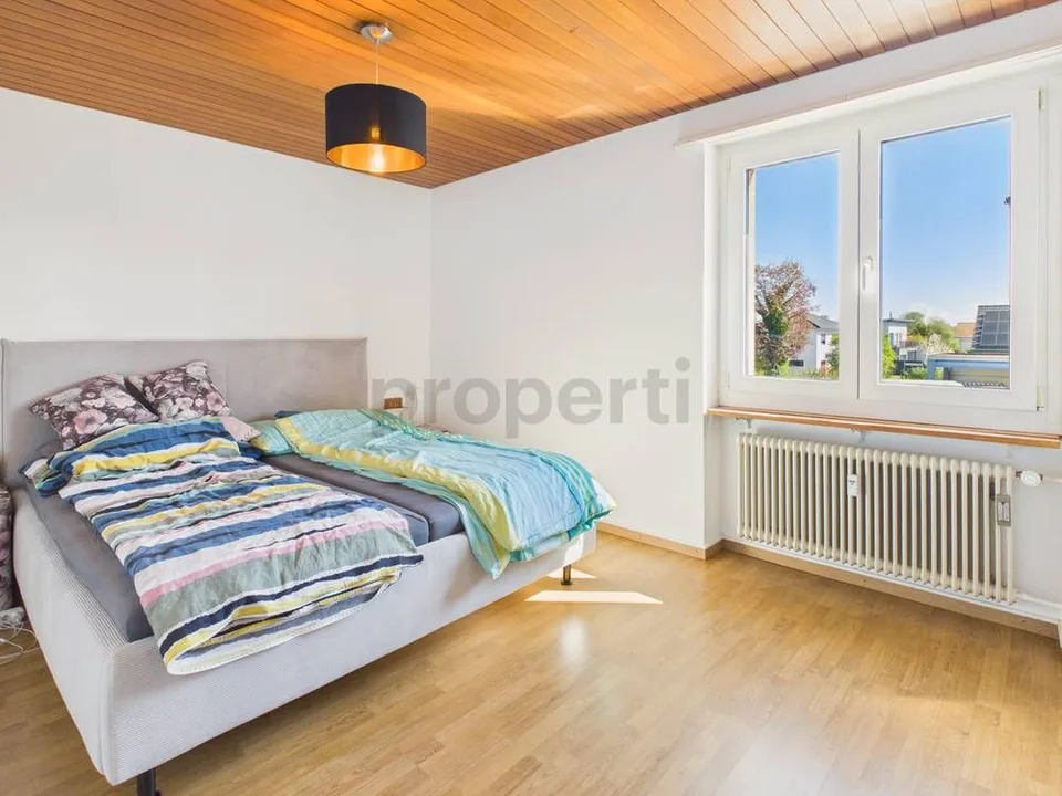 Grosser Balkon, moderne Renovation und Parkplätze verfügbar