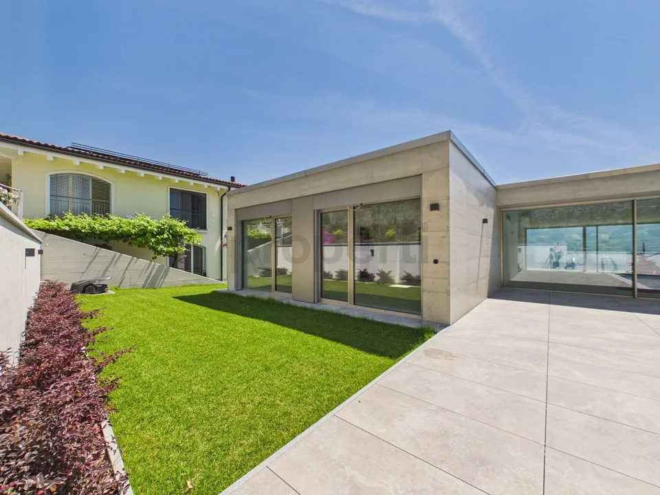 Lusso ed eleganza: esclusivo attico 4.5 locali con piscina a Brione sopra Minusio
