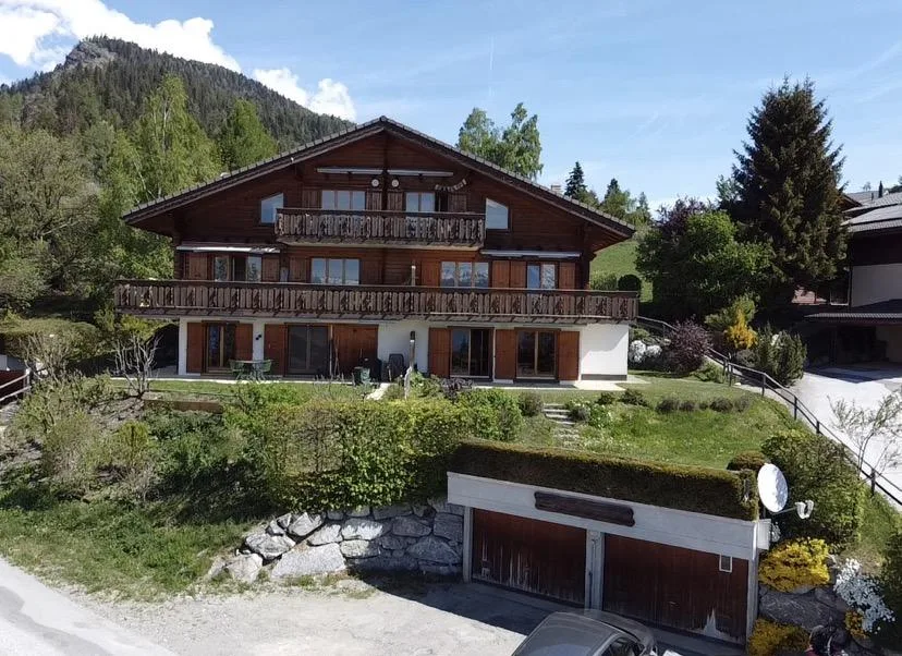 Superbe duplex avec jardin, panorama dégagé et garage, un atout indéniable