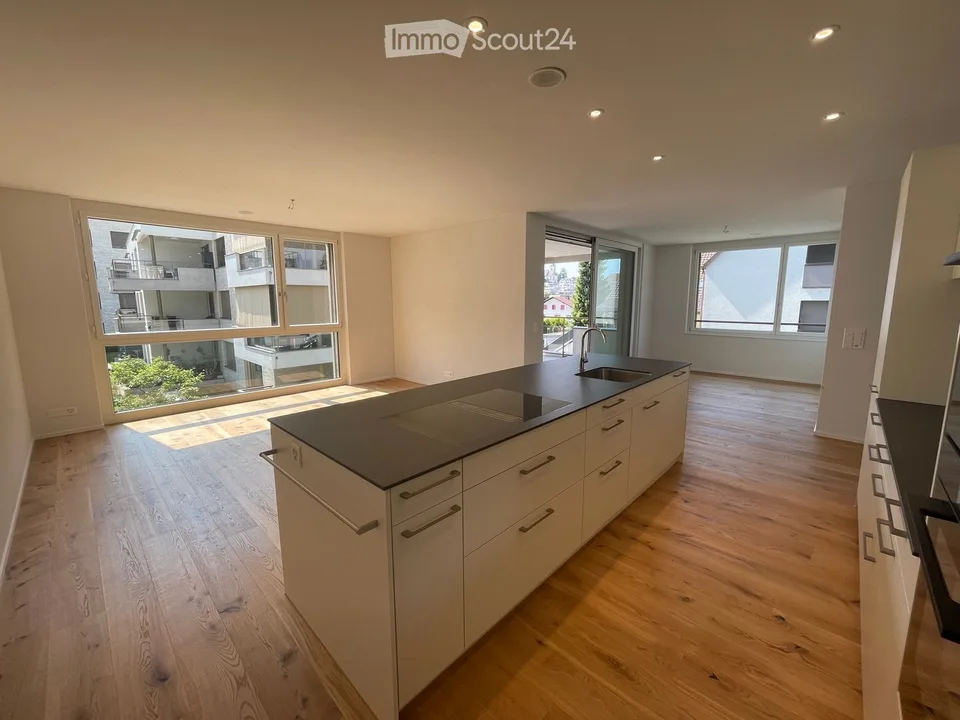 Schöne helle 4 1/2 Zimmer Wohnung