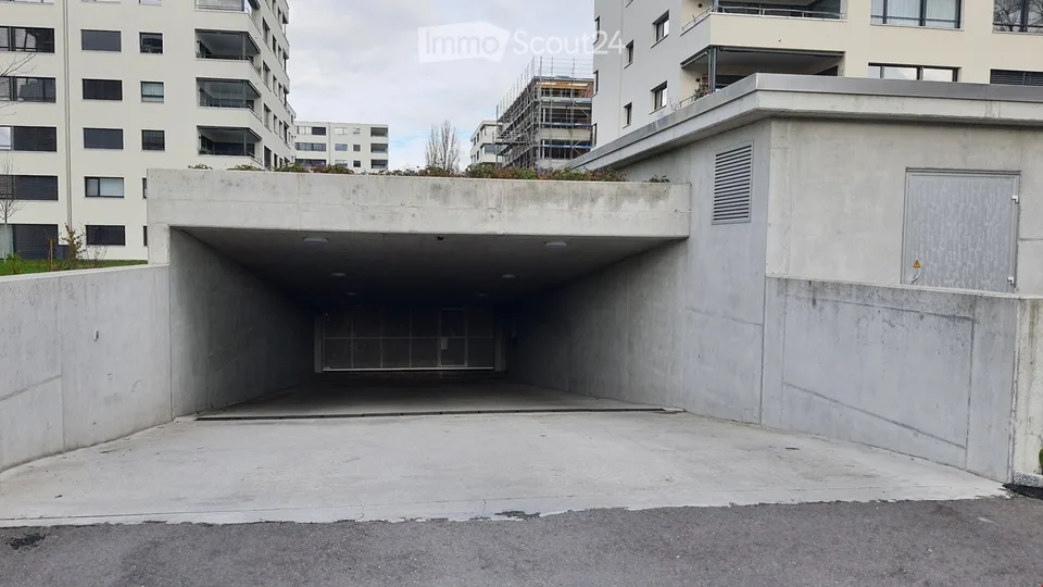 Einstellhallenplatz mit E-Ladestation nahe Bahnhof Lyss