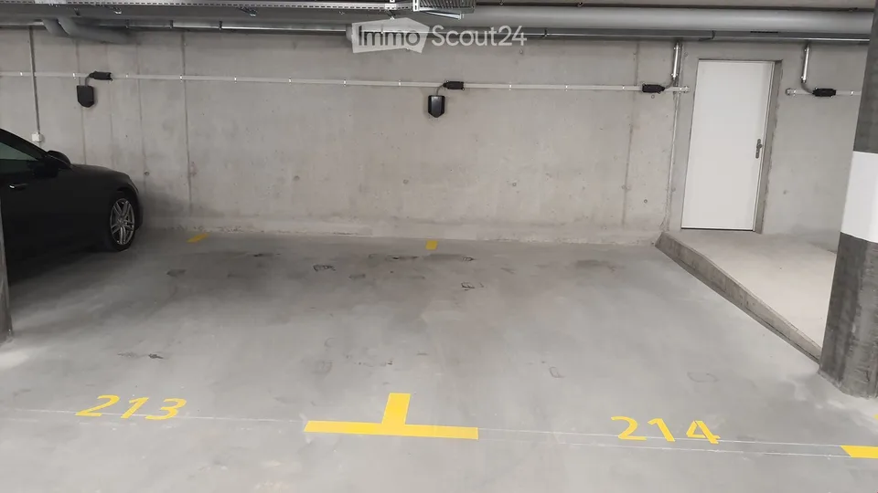 Einstellhallenplatz mit E-Ladestation nahe Bahnhof Lyss