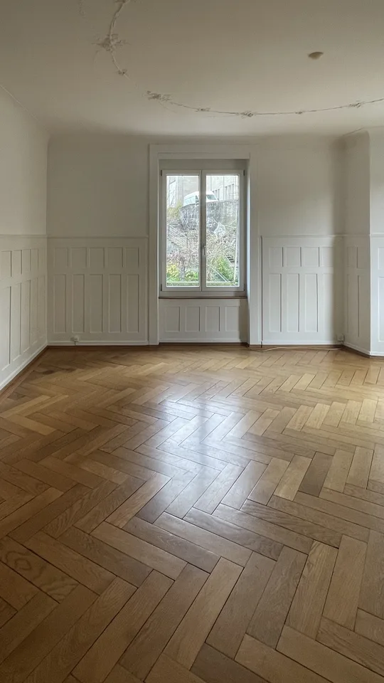 Spacious room in Zurich Kreis 6  available now until the end of August