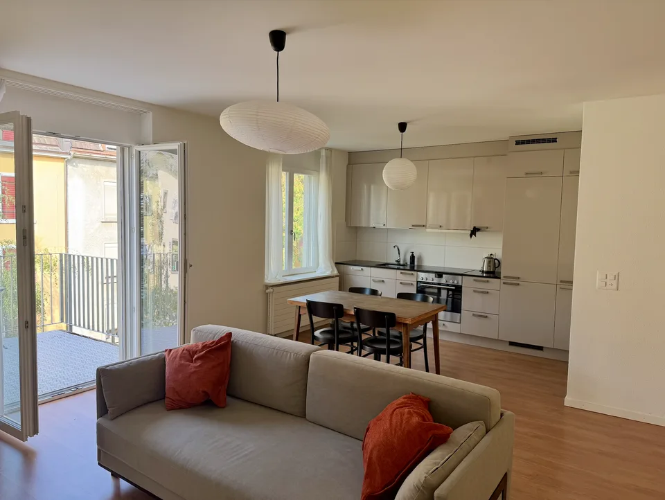 Bright & Charming 2.5-Room Apartment with Balcony in the Heart of Wiedikon (Kreis 3)