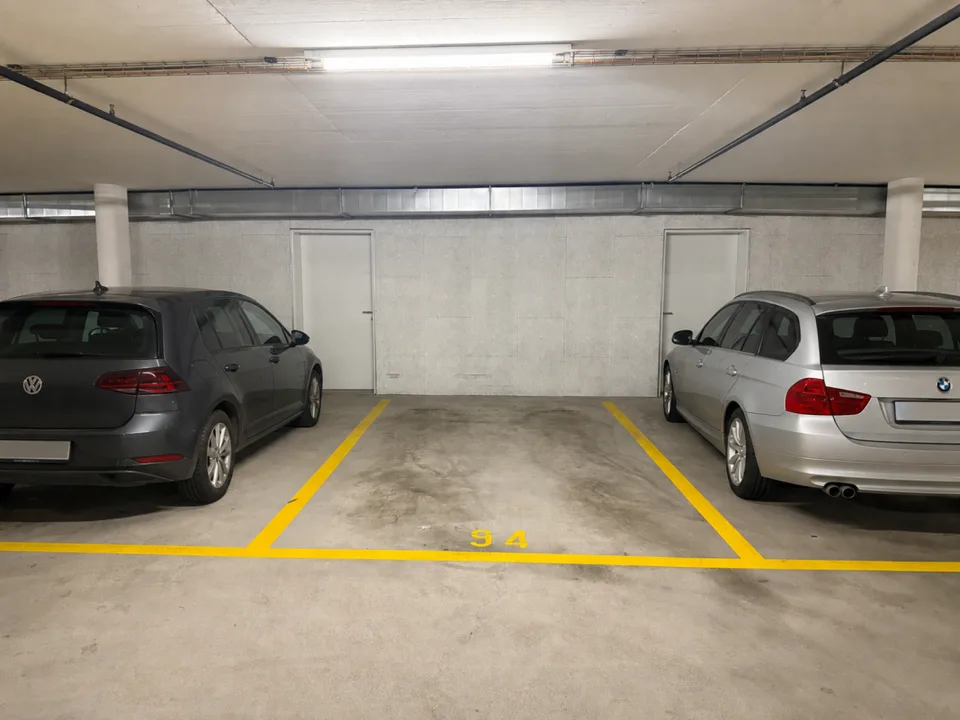 GROSSER TIEFGARAGENPARKPLATZ AN ZENTRALER LAGE