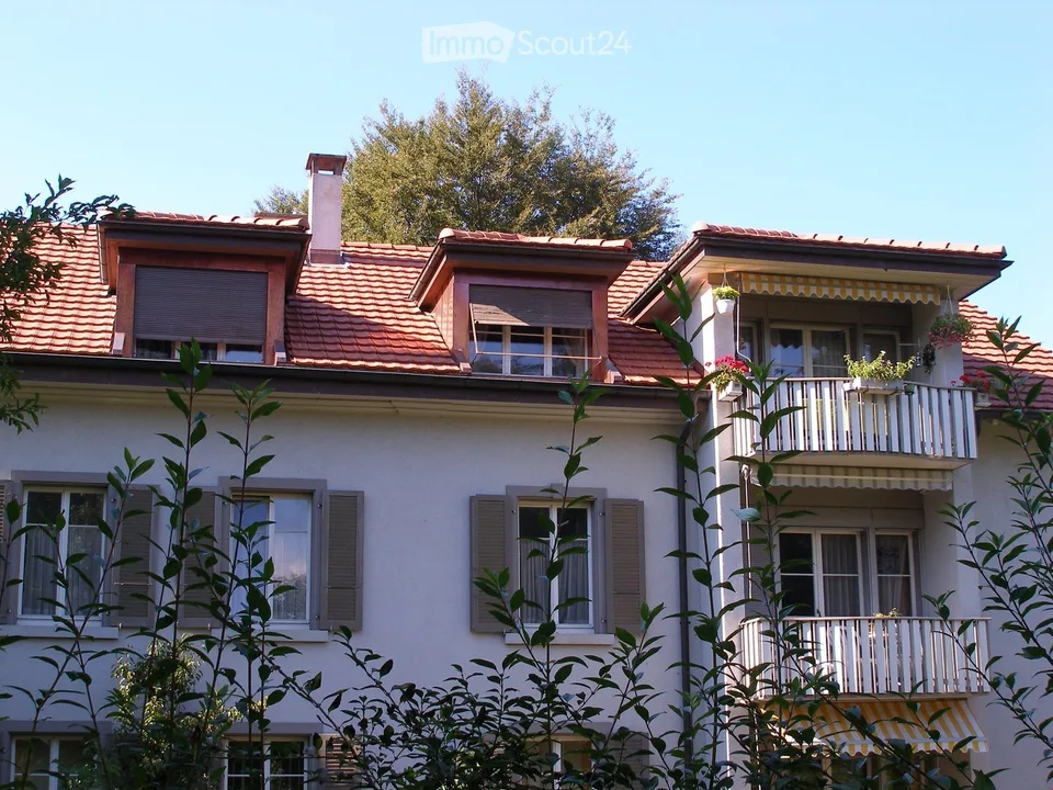 Appartement mansardé moderne et spacieux dans un emplacement central